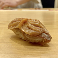 きざ㐂 - 閖上赤貝
                      紐をシャリと種の間に忍ばせるのがきざ㐂流、赤貝の香りがより一層強く感じられると共に、旨味が濃くなるのです。
                      これも美味しい！！