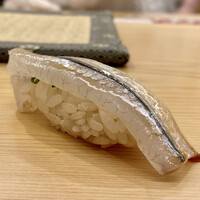 きざ㐂 - 気仙沼 サヨリ
                    サヨリは香りが良いですね♪
                    赤酢のシャリがまろやかに、上品な白身のサヨリを優しく包み込み美味しさです♪