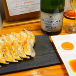 スタンドシャン食 Osaka北新地 Champagne & GYOZA BAR - 