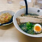 Maruman Ramen - 黒豚骨ラーメン　チャーシュー3枚増し　　　　　　　　　　炒飯