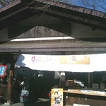 外苑休憩所 - この日は露店が一杯出てたので穴場でした。