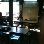 外苑休憩所 - 店内も良い感じですが外のベンチで食べるのも一興です。