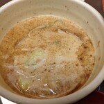 自家製太打麺 勢拉 - つけ汁
            具はネギとチャーシュー、メンマ２本
            いやな甘みはない。一味多めに投入(ﾟдﾟ)ｳﾏｰ