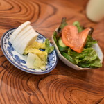 宝来軒 - エビチャーハン（７３０円）の漬物とサラダ２０２２年１月