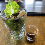 那古亭 - サラダ、なぜドレッシングビーカー？