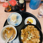 味の舘 - 豚丼(スープ、お新香付き)500円。冷奴はサイドオーダーで80円。