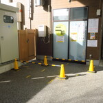 ラーメン二郎 - 店外のウェイティングスペース