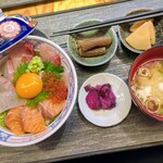 天ぷらと海鮮 ニューツルマツ - ツルマツ海鮮丼