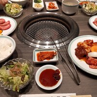 上野太昌園 上野本店 - 手前は、Bセット　1150円　カルビ、ロース、牛タン、レバー、ホルモンなので、お得な気分
