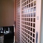 小判寿司 - 奥の引き戸が入り口です(^-^)