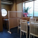 小判寿司 - テーブル席。