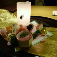 日本料理 彩々楽 - 餅花を髣髴させる団子串と桜色と早春をイメージした品々。