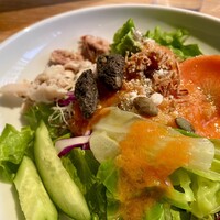AWkitchen TOKYO 新丸ビル店 - お野菜をもりっと。ヒマワリの種やアマニ、イカスミクルトン、ベーコンパウダーなど種類豊富。
