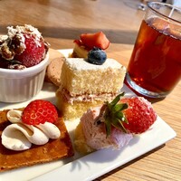 AWkitchen TOKYO 新丸ビル店 - ケーキは好きなだけ。パイやティラミス、クッキーがお気に入り。