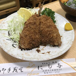 にし与 - 大ぶりなアジフライ、頼んでよかった！
            醤油とソース、半身ずつ、味変でいただきました。