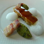 シグネチャー - 真鯛のヴァプールと燻製の香りのキャベツとベーコン