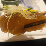 魚酔庭 - 柔か豚ナンコツ煮込みにはしみしみで柔らかーい大根が。見て！この透明感