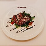 ラ・ベットラ・ダ・オチアイ ナゴヤ - 国産牛イチボ肉のタリアータ、ルッコラとトマトのサラダ添え