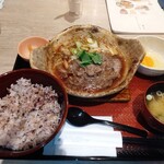 大戸屋ごはん処 - 椀の蓋を外した。