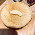 167077321 - 【2022年01月】うさパンケーキ＠650円、発酵バター載せてみた。