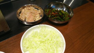 Tsurumi Horumon Senta - 名物ペラペラ焼、辛ニラ、お通しのキャベツ