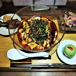 季節の気まぐれ麺セット　牡蠣と白子入り麻婆豆腐のスープ麺 