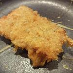 大阪串かつ　テンテコマイ - 【100円串】「牛肉」：厚みは３～４mmでしょうか？サクッとかじると牛の甘味とコク♪