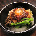 Yukhoe stone-grilled bibimbap by “Osaka Charcoal-Yakiniku (Grilled meat) Koraya”