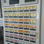 丸政そば - 券売機。なお、駐車場側にも立ち食いのカウンターがありますが、券売機は待合室にしかないので、いったん駅舎に入って食券を買う必要があります。