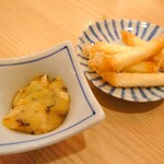 立呑み晩杯屋 - 珍味 黄金タコ(180円)とチーカリ(180円)