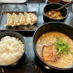 赤麺 梵天丸 - ミニラーメン、焼き餃子、中ライス、ザーサイ付