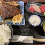 Binchousumi Biyaki Jige - 鮪のカマとお刺身セット