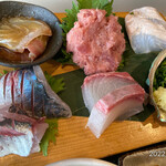 魚幸 - 本日の刺身お造り
            真アジ、漬け鯛、カンパチ、ネギトロ、カレイ