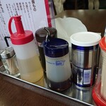 江ざわ - テーブルに置かれた調味料