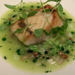 ラチュレ - カワハギ　シラスベースのソースで フレンチでは珍しいカワハギ。とても身がふっくらしっとりしていました。 ソースが好み。さわやかなソース。