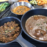 Mountainman - 角切りポーク、ラムとひよこ豆のキーマ、サバカレー