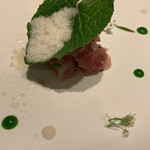 ラチュレ - 鯉と蕪のワサビ仕立て シェフは川魚に力をいれているそうで。とても新鮮で臭みがない鯉。 とてもさっぱりと美味しい。希少な鯉だそうです。蕪の触感がいい。