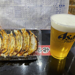 まるみつ - 生ビール450円に焼き餃子350円。