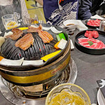 成吉思汗 大黒屋 - 初めは店員さんが焼いてくれます