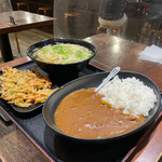 讃岐うどん大使 東京麺通団 - かけあつ（中）、牛すじカレー、かき揚げ。