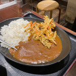 讃岐うどん大使 東京麺通団 - もう半分は、牛すじカレーにON。