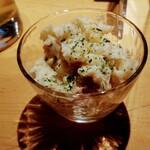 Biru Izakaya Suripisu - お通しのホール昼ポテサラ