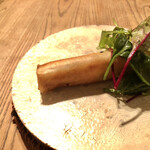 L’Espérance - 茸の春巻き！旨味！！ヴィジュアル的好みでは、サラダから春巻きが生えてる感じより、丸太に木の葉が添えられているような、横棒の向こうに葉っぱ、というスタイルの方が上品でよかったかな。と思う私は下賤かな。