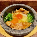 侘家古暦堂 - 石焼親子丼、まずは卵2個