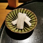 薪鳥新神戸 - 箸休めの大根甘酢漬け