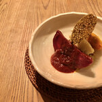 L’Espérance - ビーツのチョコレート煮込❤️カレー風味のクリスプが味変に最高でめちゃうまでした！