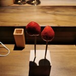 薪鳥新神戸 - イチゴの飴がけ