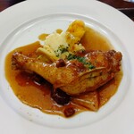 骨付き鶏モモ肉のビール煮込み