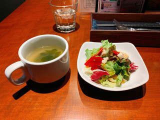 Shirasu semmonten shirasu - セットのスープとサラダ