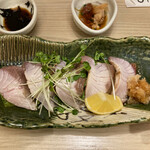 Sushi Maru - 寒鰤の塩たたき！香ばしくて油なのっていて美味しい！下に敷かれた野菜も新鮮です味付け最高です！